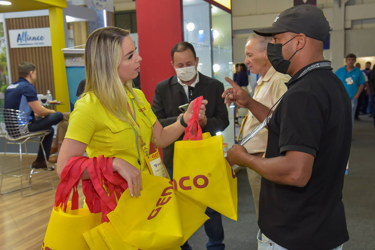 Visitantes no Stand da Genco